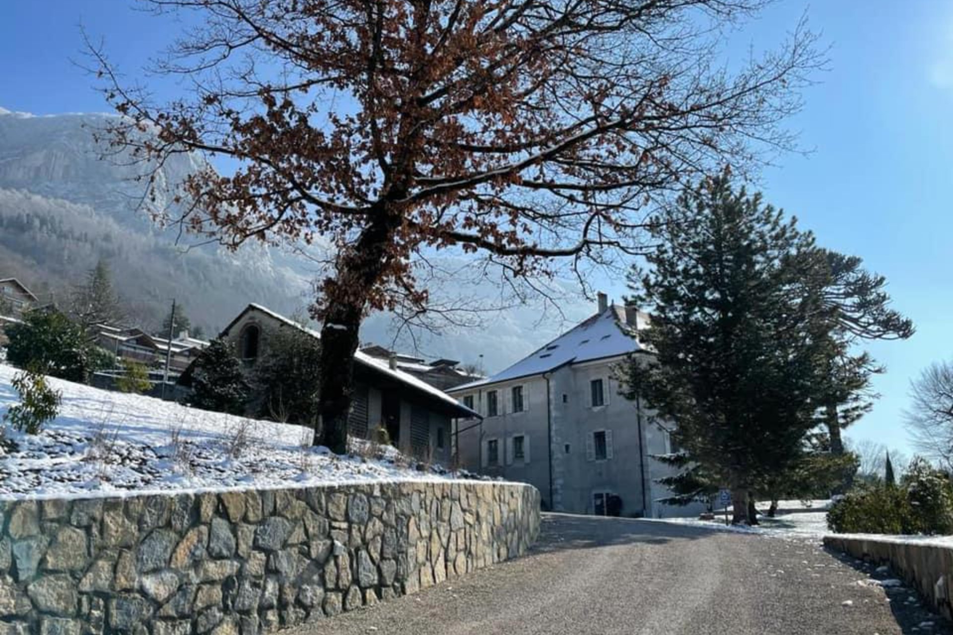 Table dressée aux bougies avec vue lac - mariage d’hiver
