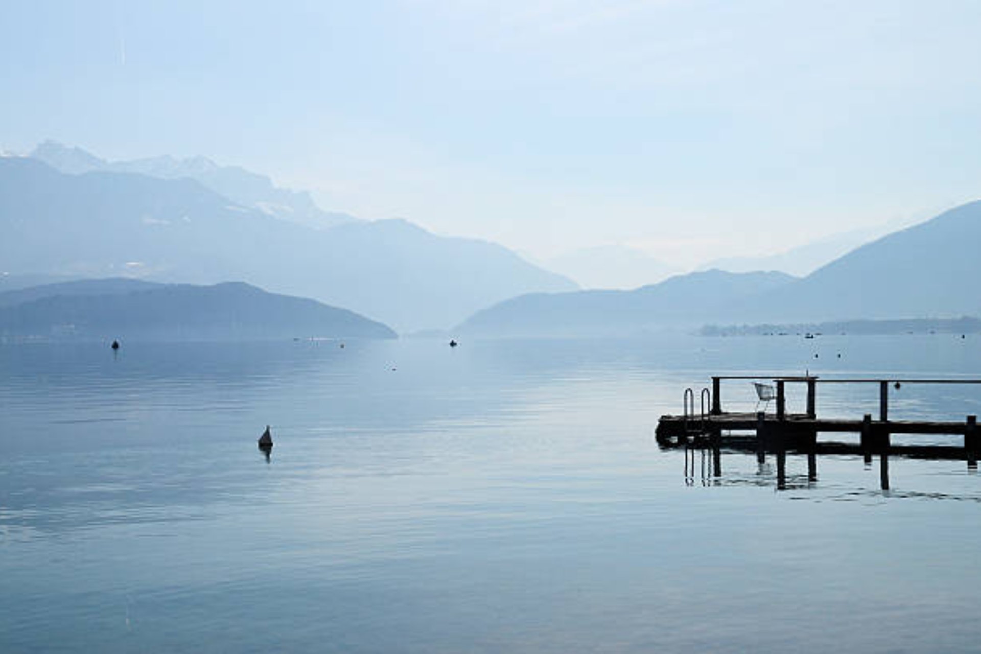 Lac d'Annecy et montagnes