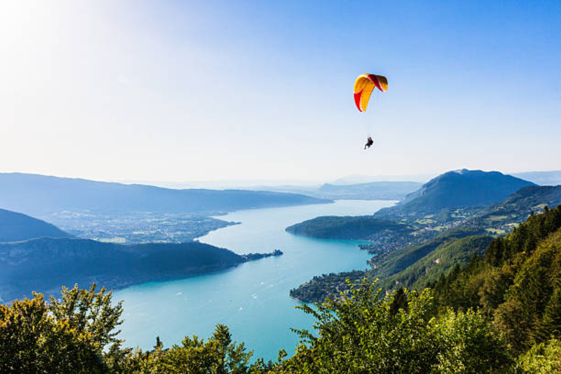 Parapente au-dessus du lac d'Annecy