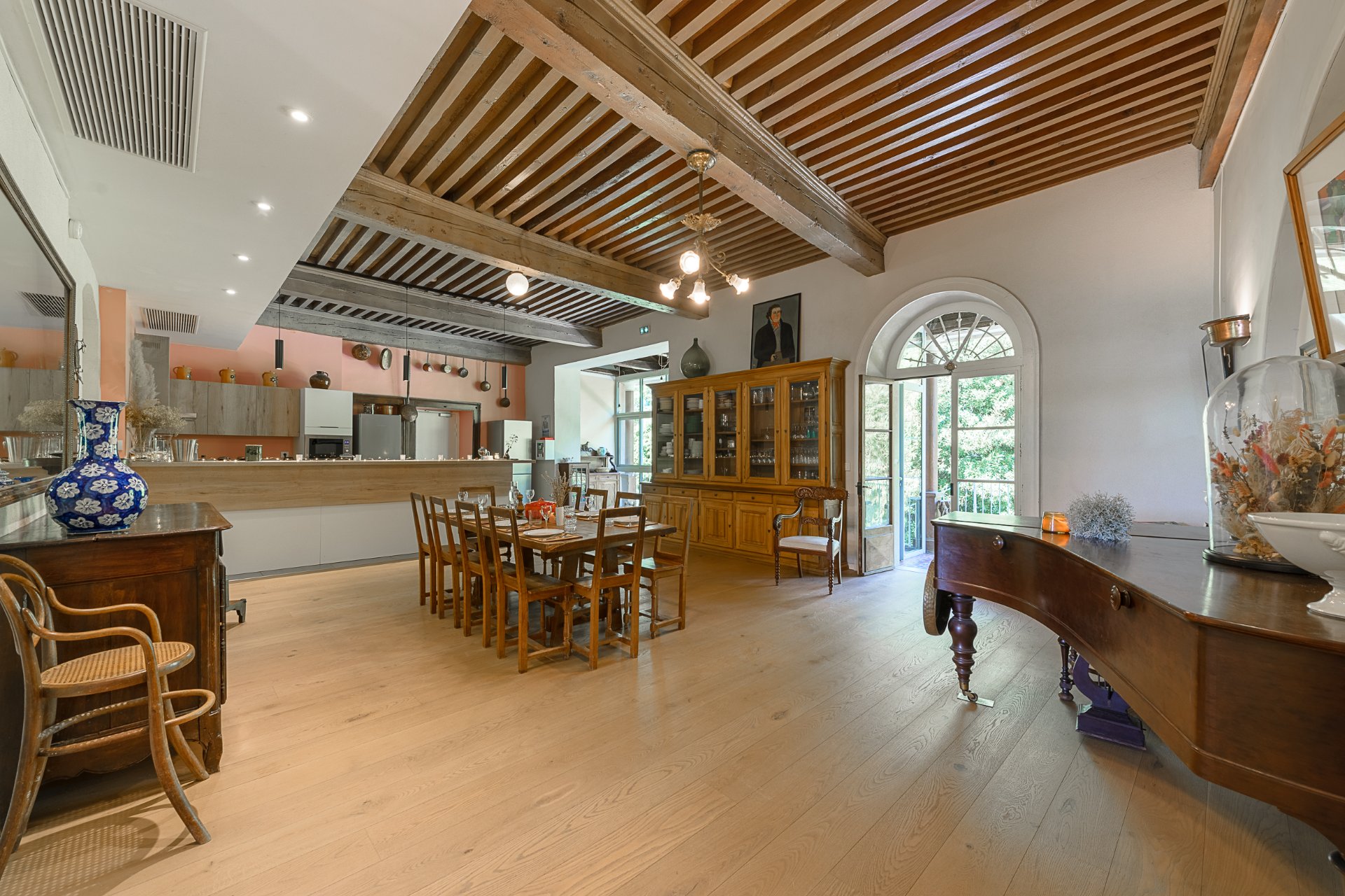 Salle à manger et piano à queue
