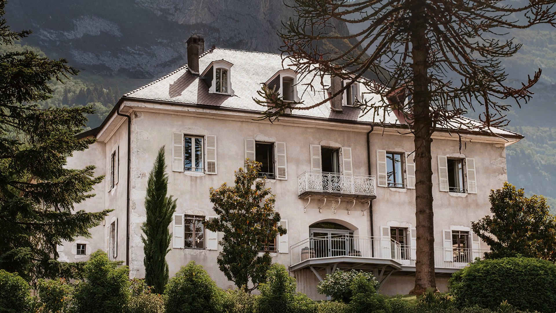Vue aérienne de la maison de maître et de son toit en tuiles savoyardes