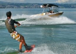 Ski nautique sur le lac d'Annecy