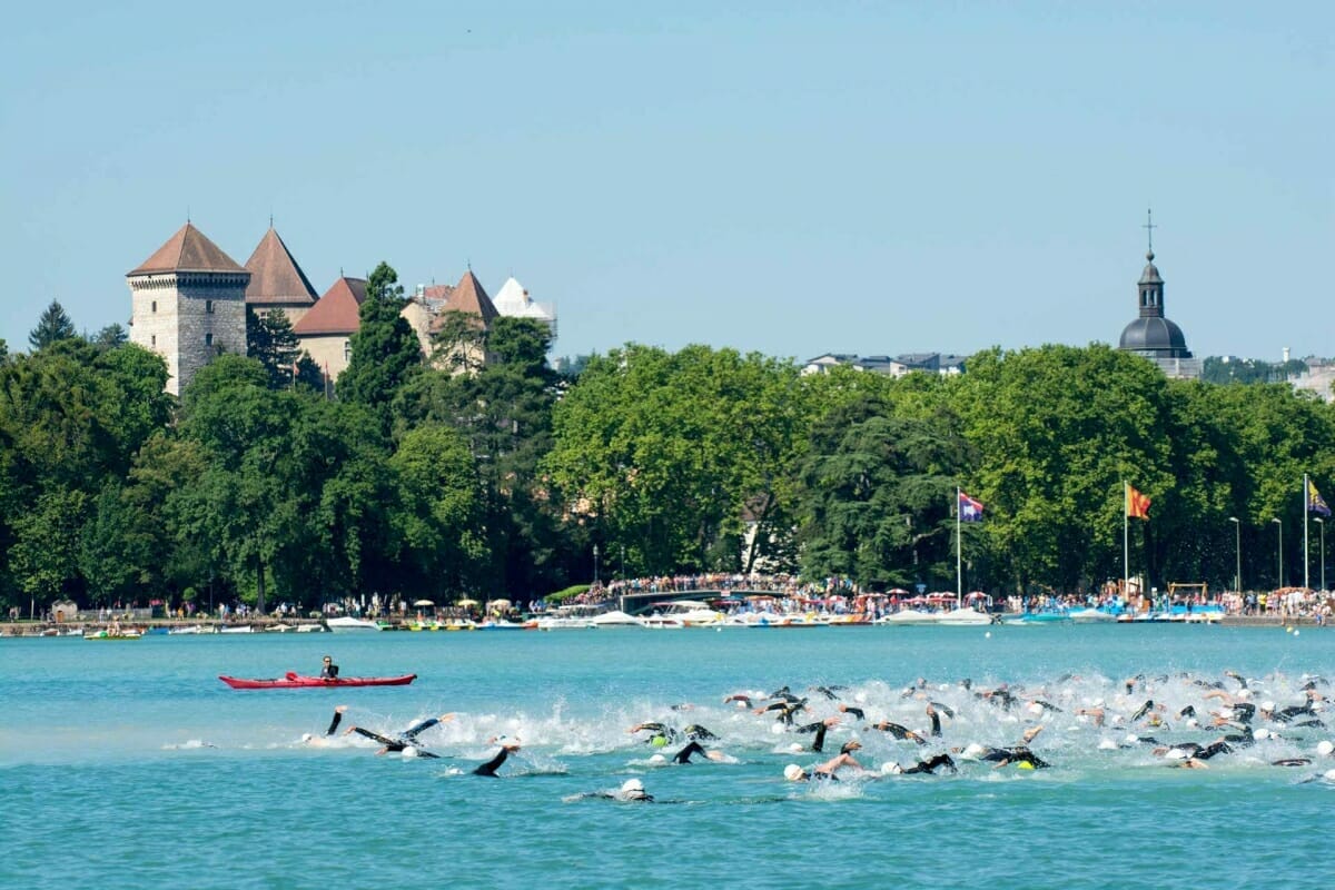 Nageurs dans le lac d'Annecy