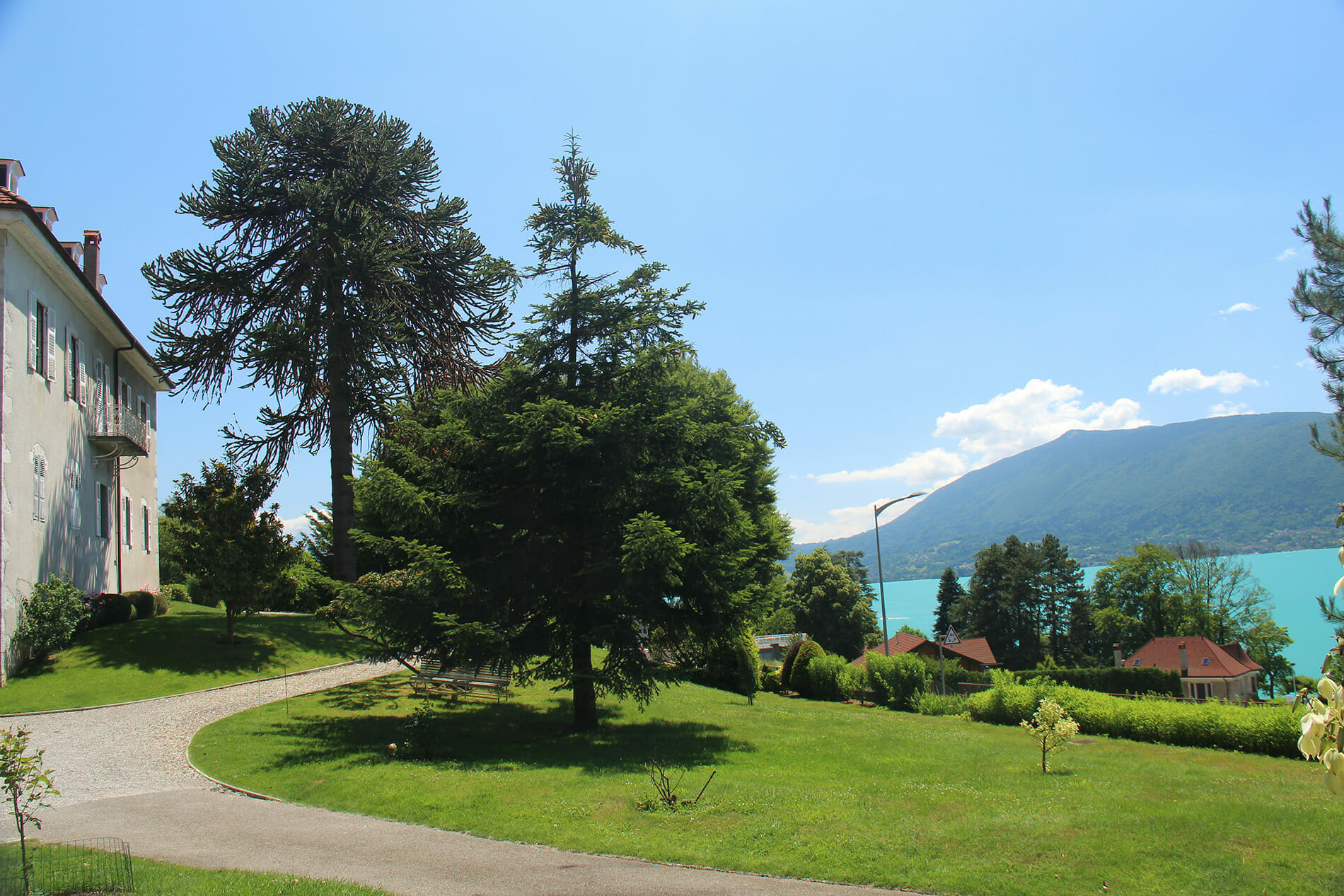 Vue sur le lac depuis l'allée