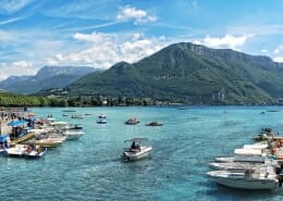 Plaisance sur le lac d'Annecy en bateau