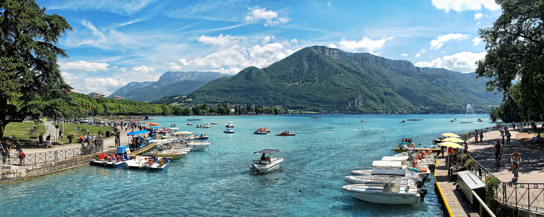 Plaisance sur le lac d'Annecy en bateau