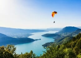 Parapente au dessus du lac d'Annecy