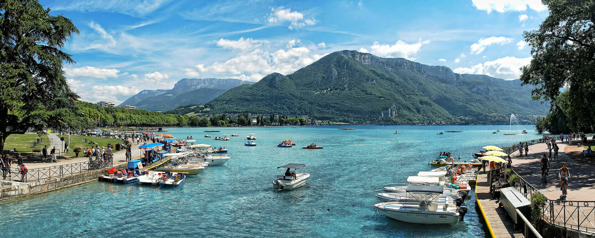 Bateau de plaisance au lac d'Annecy