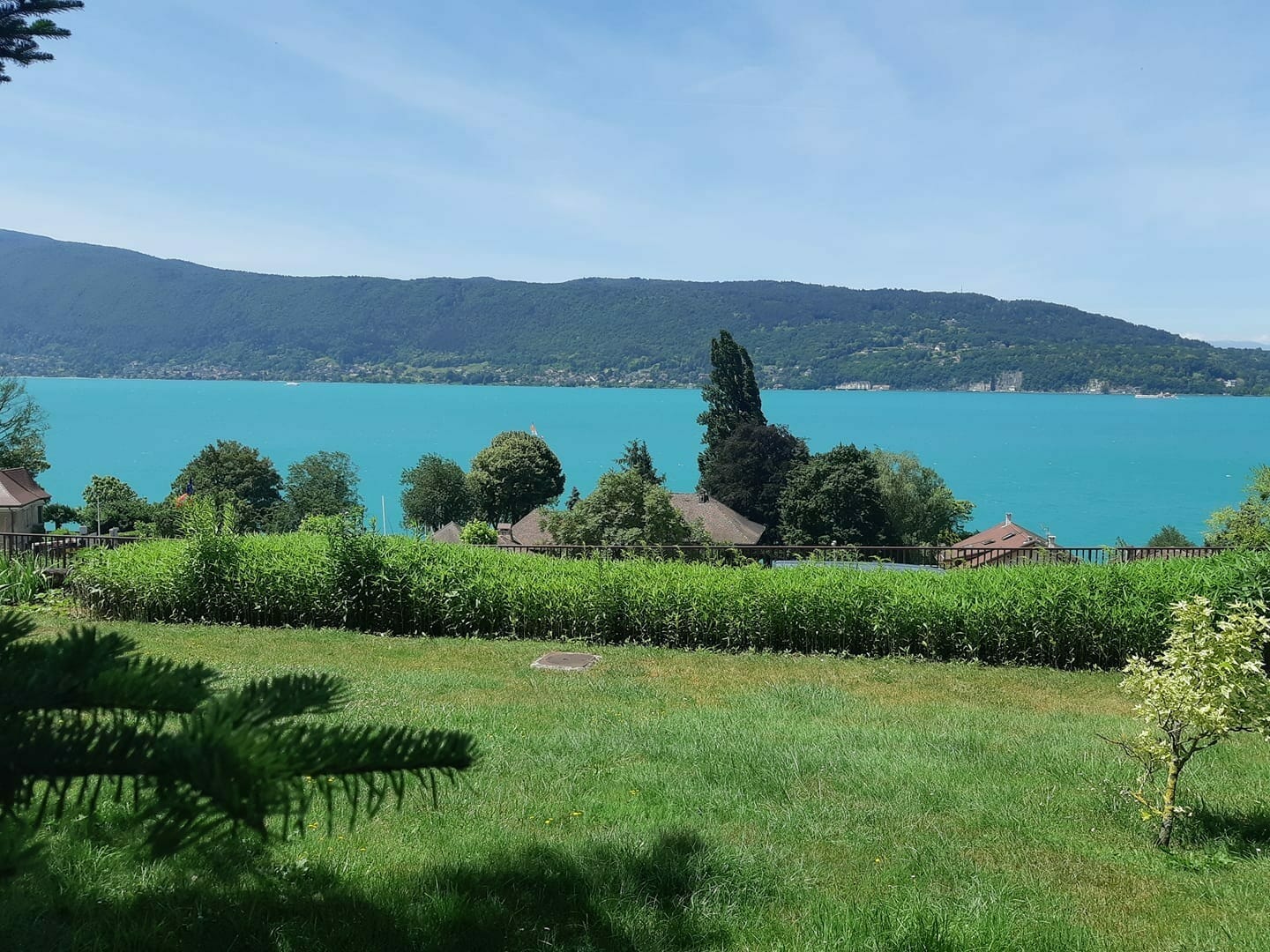Vue sur le lac d'Annecy depuis le Jardin